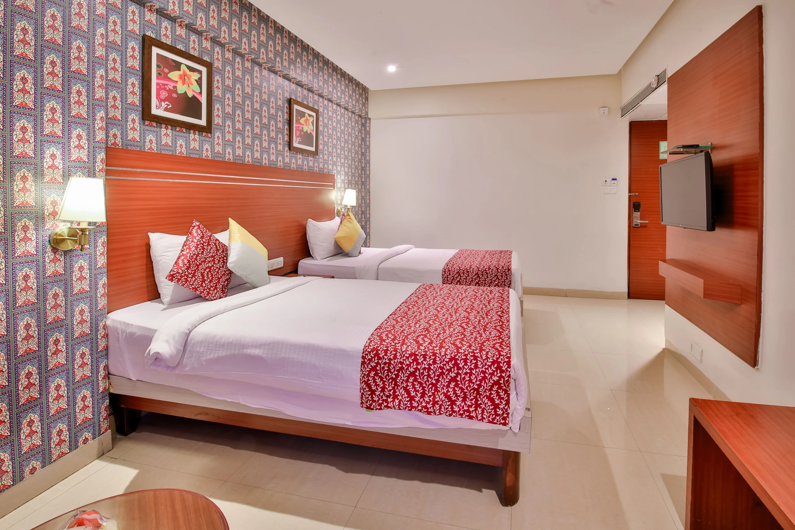 room-of-deluxe-ac-suntar-bhaAvan-palitana